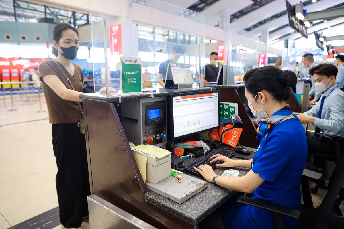 Người dân xuất trình CCCD gắn chip để làm thủ tục bay nội địa tại sân bay Nội Bài.