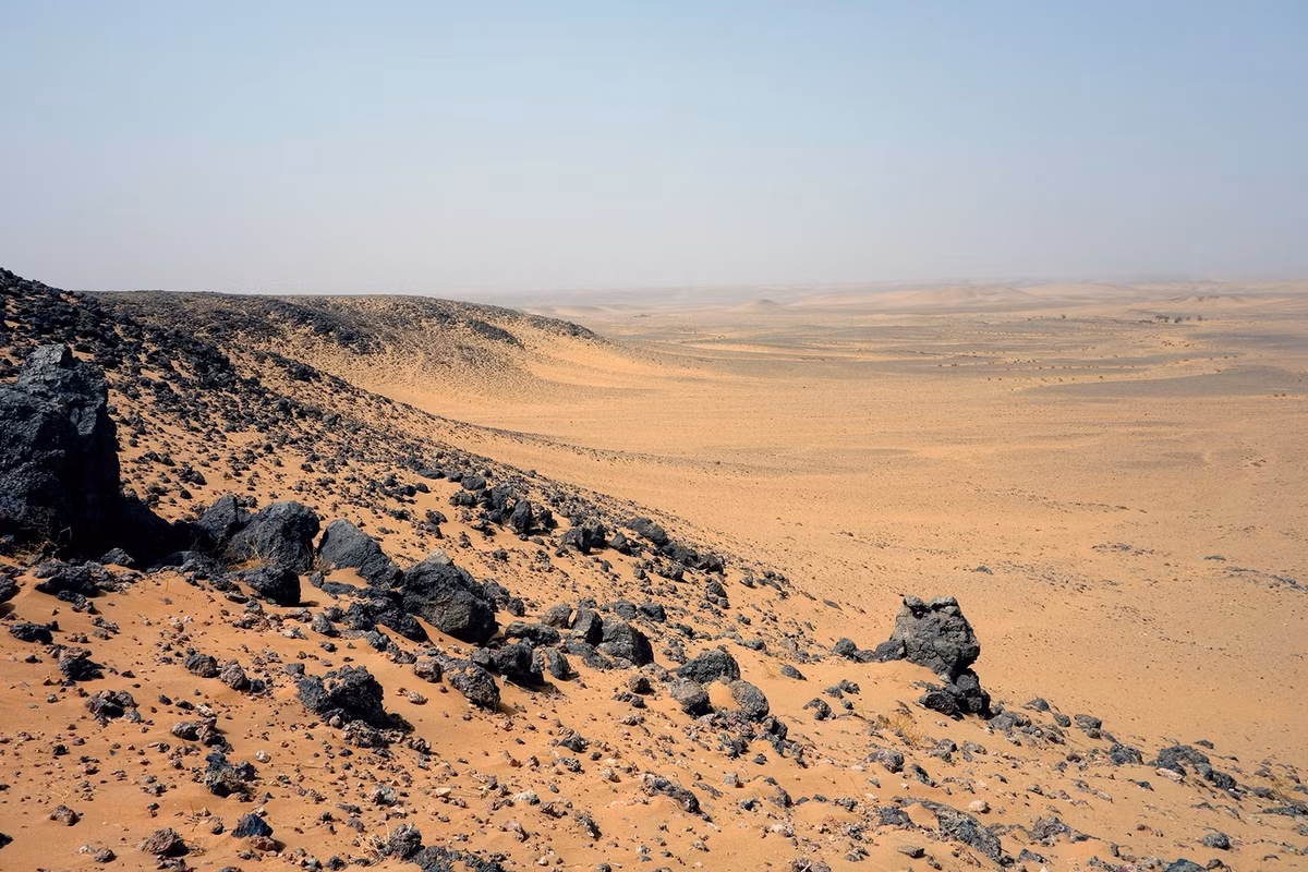 Điều trùng hợp là Con mắt của Sahara cũng được mô tả "nằm trong bóng tối của những ngọn núi ở phía bắc, nơi các dòng sông chảy xuống một thung lũng rộng lớn" tương đồng với vị trí được cho là nơi tọa lạc cuối cùng của Atlantis.