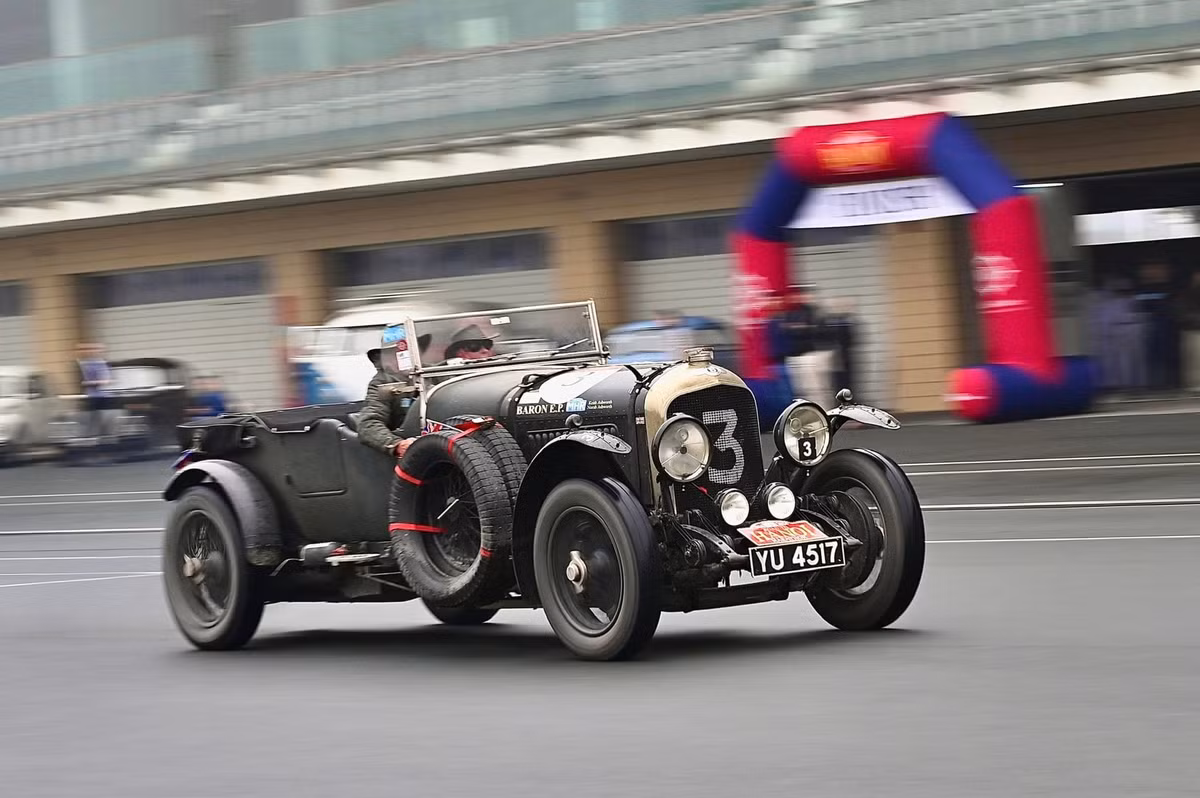 Có tuổi đời lâu nhất trong đội xe là chiếc Bentley 4 1/2 Litre Le Mans sản xuất năm 1927. Nó được trang bị động cơ 4.5 lít 4 xi-lanh thẳng hàng, cho công suất 110 mã lực, đi kèm hộp số sàn 4 cấp. Ảnh: Phan Ngọc Linh.
