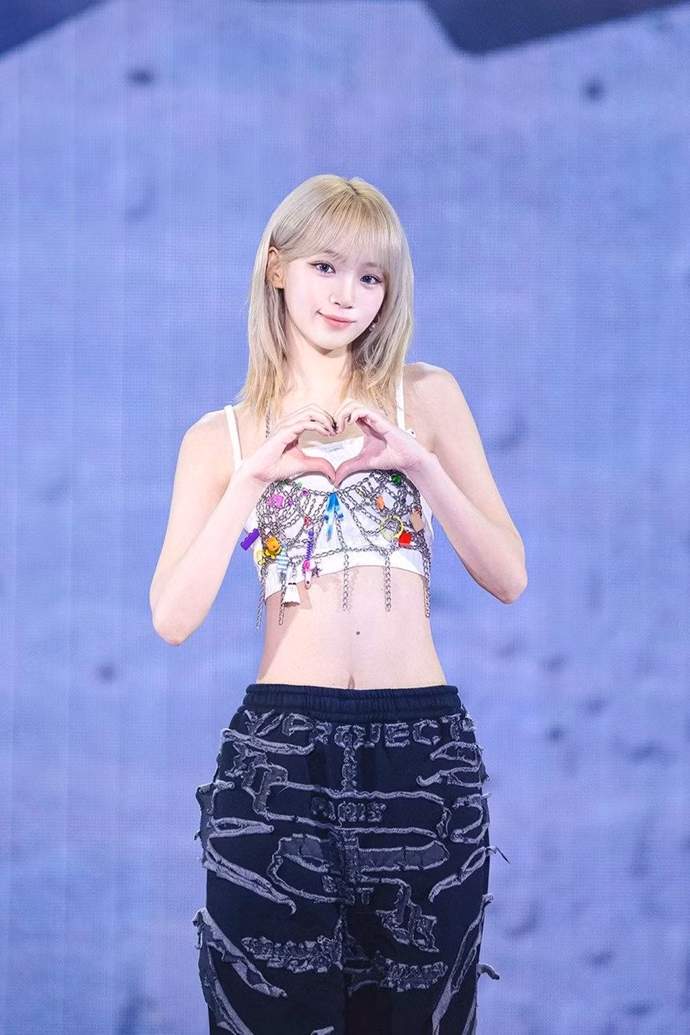 Dang sau vong eo 43 cm gay soc cua ca si Han Quoc