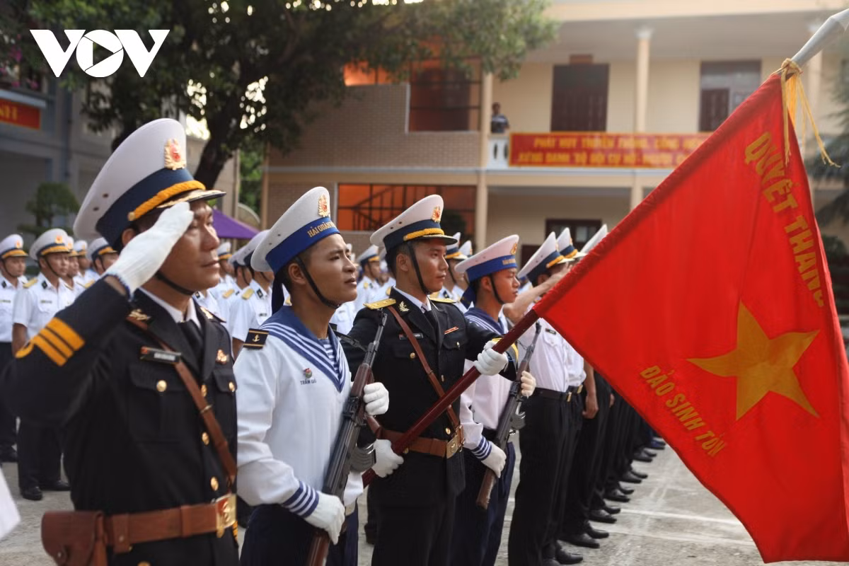 Thieng lieng Le chao co sang mung 1 Tet tren quan dao Truong Sa-Hinh-3