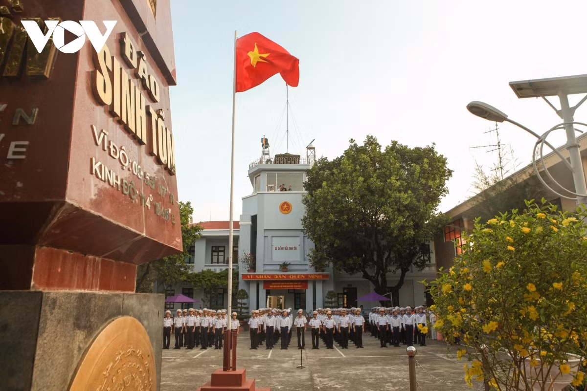Thieng lieng Le chao co sang mung 1 Tet tren quan dao Truong Sa