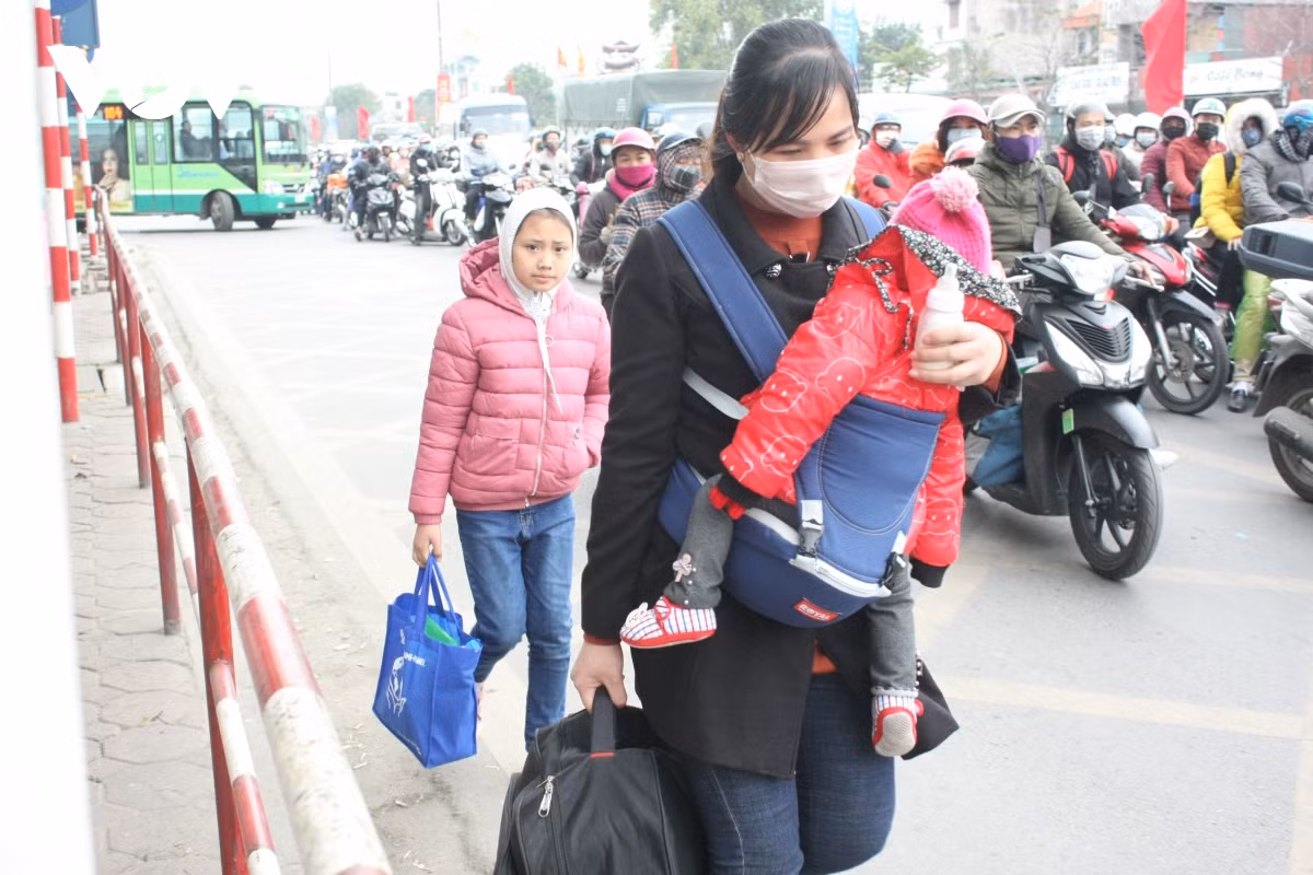 Nguoi dan doi mua ret tro ve Thu do sau Tet Nguyen dan-Hinh-13