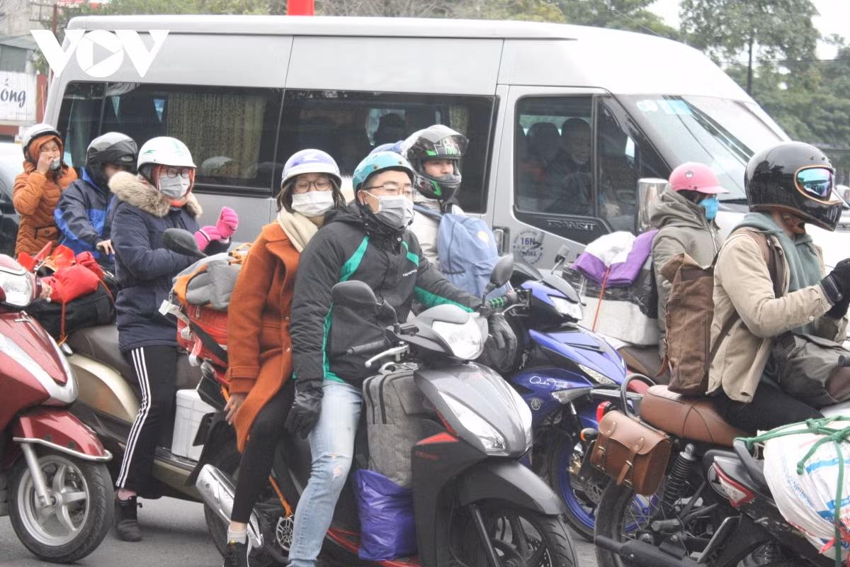 Nguoi dan doi mua ret tro ve Thu do sau Tet Nguyen dan-Hinh-12