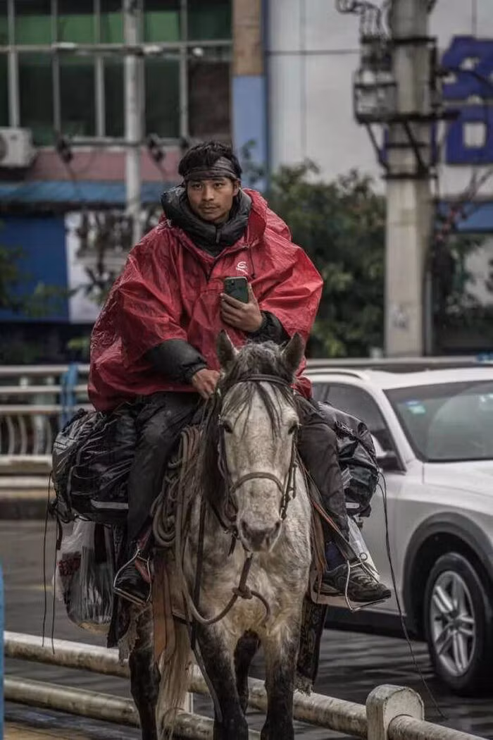 Chang trai cuoi ngua hon nua nam ve que an Tet
