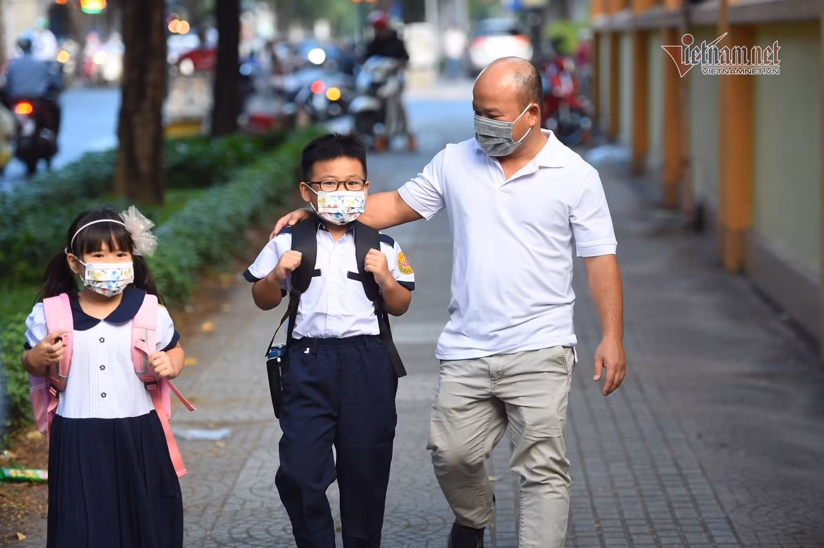 Tre mam non, tieu hoc TP.HCM ngay dau duoc den truong