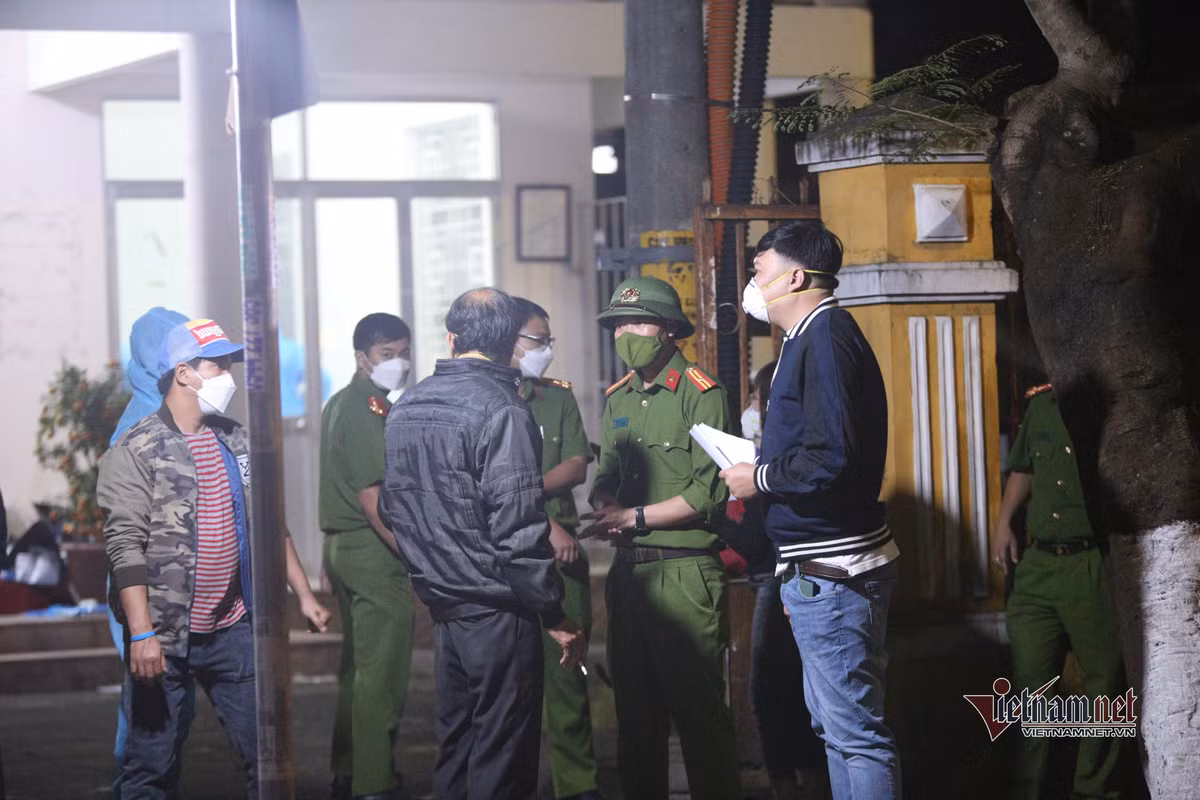 Trong khi đó, tại khu vực cảng Cửa Đại, nhiều người dân lập bàn thờ vọng thắp hương và hoa đăng cầu nguyện bình an cho các nạn nhân đang còn mất tích trên biển.
