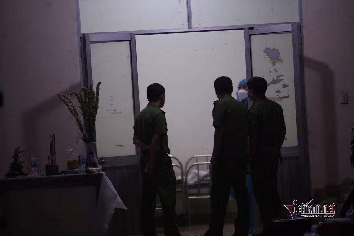 Bên trong nhà tang lễ, lực lượng chức năng làm các thủ tục để bàn giao thi thể cho gia đình các nạn nhân