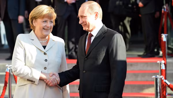 Ông Putin tới Hanover, Đức để tham dự lễ khai mạc một triển lãm công nghiệp và hội đàm với Thủ tướng Merkel hồi tháng 4/2013.