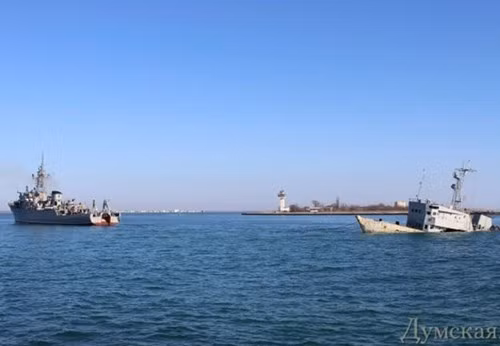 Mọi nỗ lực của phía Ukraine buộc phải dừng lại. Tàu Ukraine đành rút lui.