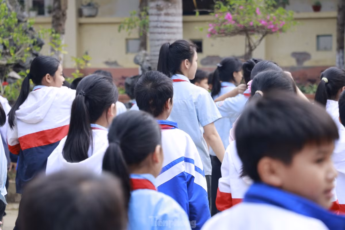 Theo ghi nhận của phóng viên, các em học sinh tại điểm trường lẻ và trường chính đã hòa nhập rất tốt, những tiếng cười nói rộn ràng vang lên khắp trường mỗi giờ ra chơi, từng nhóm bạn tụm 5, tụm 3 nói cười, chơi các trò chơi rộn rã sân trường.