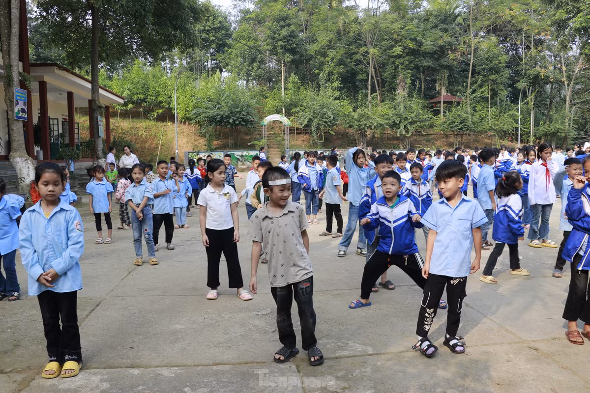 Qua trao đổi, em Bảo tâm sự: "Cháu muốn học thật giỏi để sau này được làm nhà báo như các chú, cháu muốn giúp được nhiều người, giúp quê hương”.