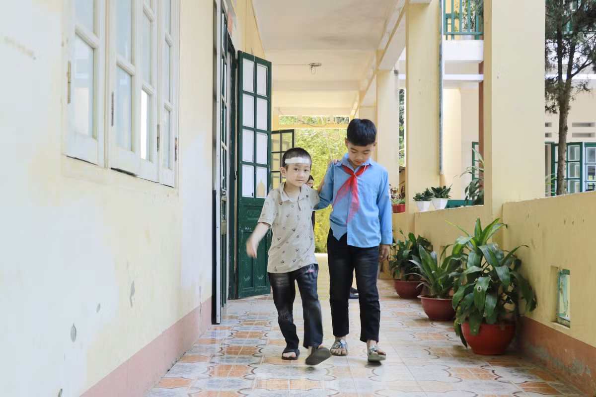 Thầy giáo Nguyễn Văn Phong (chủ nhiệm lớp 2A) cho biết, em Bảo rất thông minh, tiếp thu kiến thức rất nhanh, năm ngoái em tham gia cuộc thi viết chữ đẹp và giành giải. Năm nay, dù mới ra trường, nhưng khi giáo viên phổ biến cuộc thi, em vẫn xung phong tham gia.