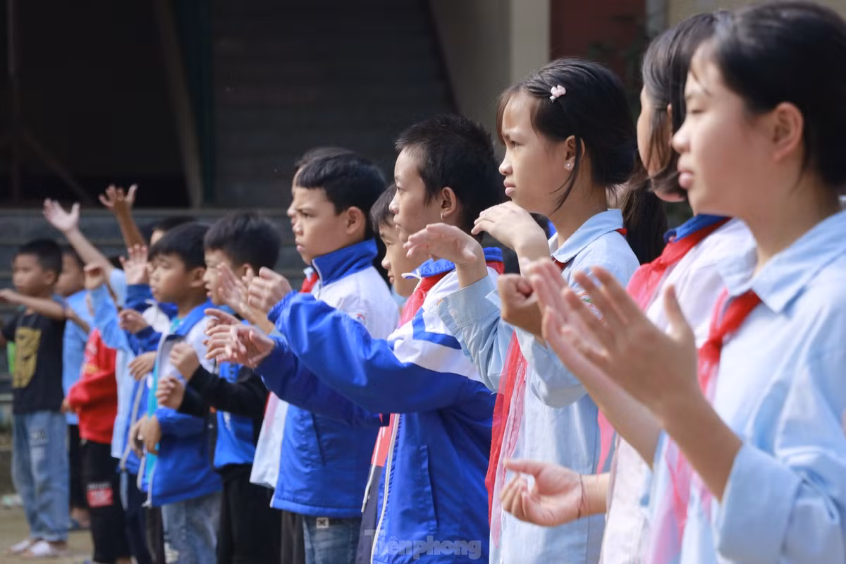 Trong đám đông, những em bé, những em bé, cô bé Làng Nủ dù trên người vẫn còn những vết thương do bão lũ gây ra nhưng cũng đã có mặt tại trường theo học, các em nhanh chóng hòa đồng cùng các bạn học sinh tại trường.