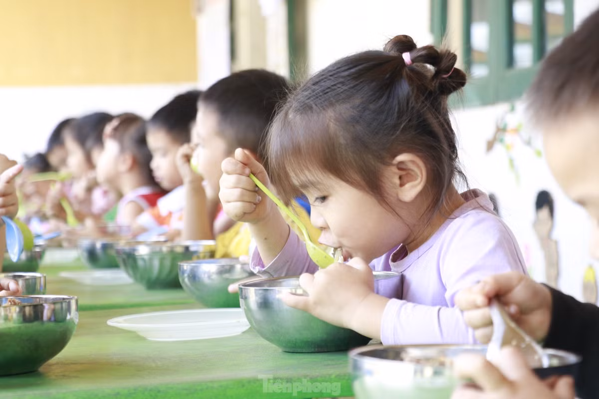 Cô giáo Mai Hồng Nhung - Phụ trách lớp 4 - 5 tuổi, chia sẻ, lớp học có 5 bạn không may qua đời do trận lũ quét gây ra. Phải mất rất nhiều thời gian và công sức của các cô để giúp các học trò thân yêu gác lại những đau thương, xóa nhòa đi những mất mát. Đến hiện tại, với sự nỗ lực của cả cô và trò cùng những người thân, gia đình, các bạn đã ổn định tâm lý, hòa đồng, vui vẻ, những lớp học đã rộn rã tiếng học đánh vần râm ran, tiếng nói cười rộn rã.