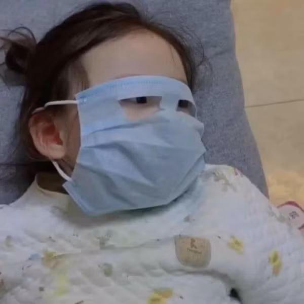 Anh hai huoc ve cac em be deo khau trang 'tu che' trong mua dich-Hinh-7