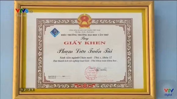 Hé lộ bằng khen thủ khoa của Issac, nhưng ca sĩ mà tốt nghiệp ngành Chăn nuôi? He lo bang khen thu khoa cua Issac, nhung ca si ma tot nghiep nganh Chan nuoi?