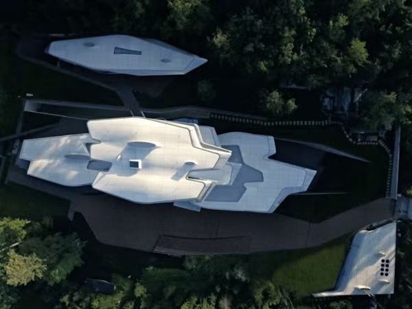 Với thiết kế của kiến trúc sư tài ba Zaha Hadid, nhìn từ xa, ngôi nhà trông giống một tàu vũ trụ cỡ lớn. Ảnh: OKO Group.