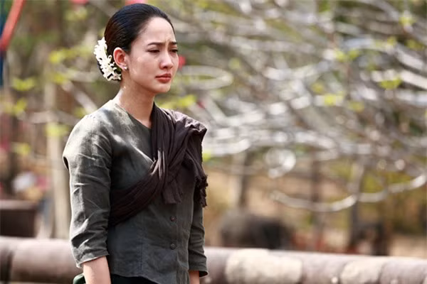 Đêm tân hôn mẹ chồng lén lấy thang cho con dâu trốn ra ngoài ảnh 1