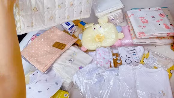 Pha Lê khoe mẹ chồng có gì “hay ho” là mua hết về cho cháu - Hình 3 Pha Le khoe me chong co gi “hay ho” la mua het ve cho chau-Hinh-3