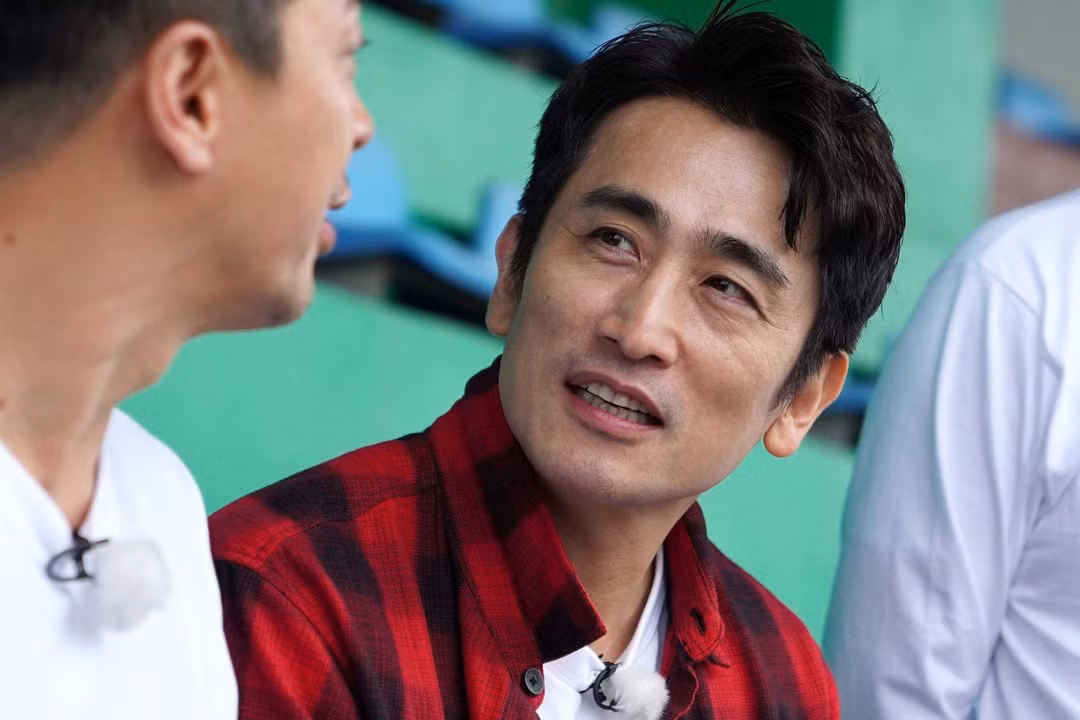  Cha In Pyo: Tài tử phim Ông trùm Cha In Pyo đứng thứ 5 trong danh sách ngôi sao "ngậm thìa vàng" của showbiz Hàn Quốc. Cha tài tử 53 tuổi là Cha Soo Woong - người sáng lập kiêm chủ tịch tập đoàn Woosung Shipping. Đây là doanh nghiệp hàng đầu trong lĩnh vực hàng hải. Anh trai nam diễn viên tên là Cha In Hyuk, từng giữ cương vị giám đốc điều hành tập đoàn SK Telecom - doanh nghiệp được mệnh danh "gã khổng lồ" trong lĩnh vực viễn thông tại xứ kim chi.