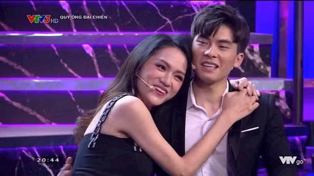 Hương Giang ngượng “đỏ mặt” khi bị “bạn trai tin đồn” bắt ôm hôn - Hình 2 Huong Giang nguong “do mat” khi bi “ban trai tin don” bat om hon-Hinh-2