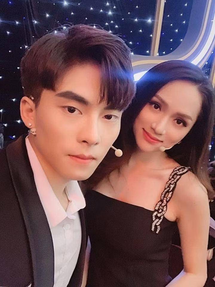 Hương Giang ngượng “đỏ mặt” khi bị “bạn trai tin đồn” bắt ôm hôn Huong Giang nguong “do mat” khi bi “ban trai tin don” bat om hon