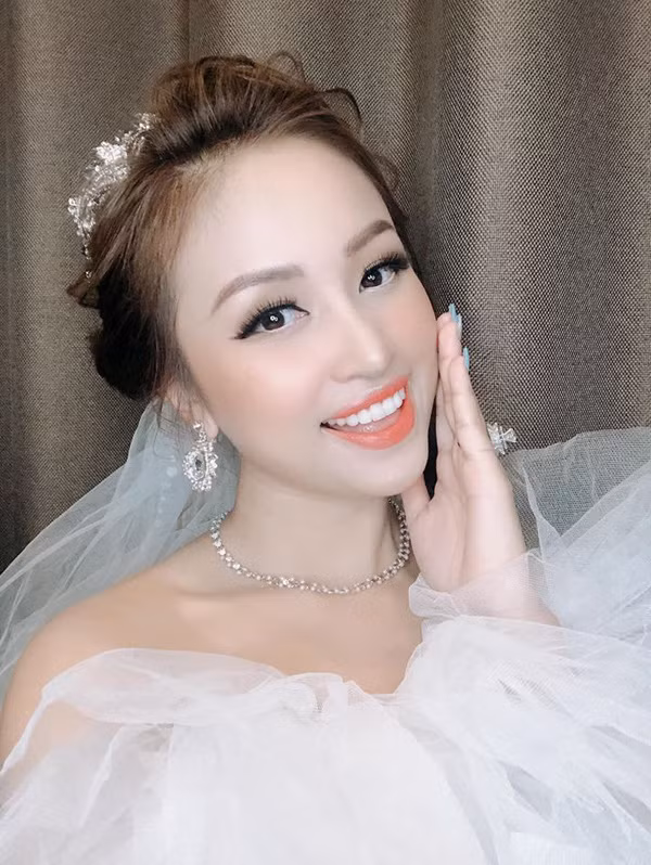 MC Vân Hugo tiết lộ thời gian làm đám cưới và chuyện bạn trai - Hình 2 MC Van Hugo tiet lo thoi gian lam dam cuoi va chuyen ban trai-Hinh-2
