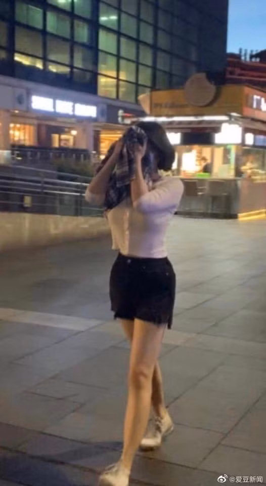 Mỹ nhân ‘Tiếu ngạo giang hồ’ gây sốt vì thân hình như gái 18 - Hình 4 My nhan ‘Tieu ngao giang ho’ gay sot vi than hinh nhu gai 18-Hinh-4