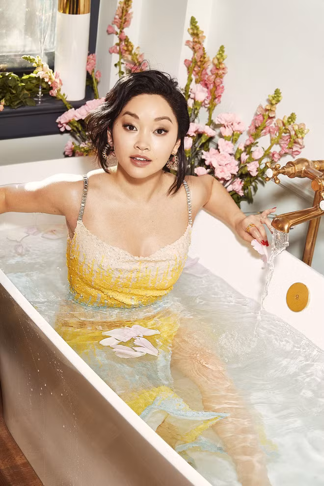 Năm 2018, Lana Condor thực sự trở nên nổi tiếng khi đảm nhận vai nữ chính trong bộ phim To all the boys I've loved before. Bộ phim gây sốt của Netflix giúp cô gái châu Á chiếm được cảm tình của đông đảo khán giả Mỹ.