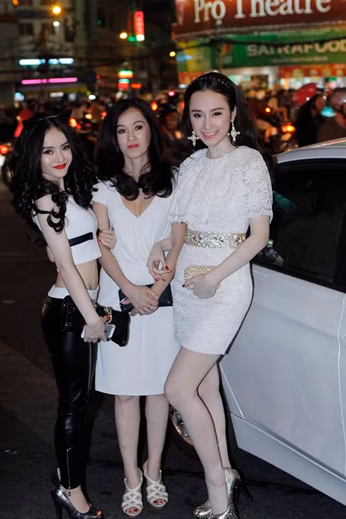  Angela Phương Trinh: Mẹ Angela Phương Trinh cũng nhiều lần được khen ngợi sở hữu vẻ ngoài trẻ trung, sành điệu. Thời điểm nữ diễn viên còn hoạt động tích cực trong ngành giải trí, cô nhiều lần đưa người thân dự sự kiện.