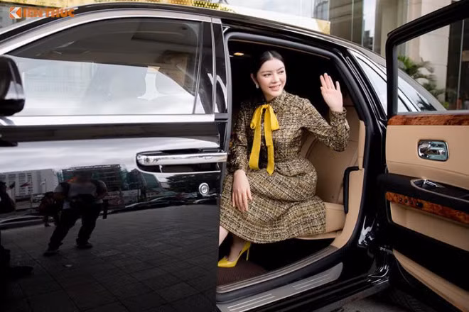 Người đẹp xem chiếc siêu xe như một người bạn đồng hành thân thuộc. Chiếc Rolls-Royce Ghost “bóng ma” là một trong những mẫu xe sang bán chạy nhất của hãng xe Anh quốc. Thay đổi lớn được kỳ vọng dành cho khoang lái với công nghệ nhiều hơn, kiểu như cụm đồng hồ kỹ thuật số toàn diện, màn hình thông tin giải trí lớn hơn.