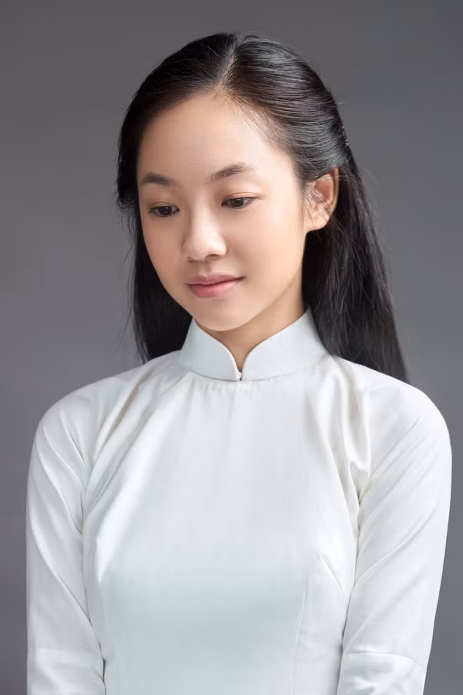 Nhà sản xuất cho biết Hoàng Hà đã vượt qua hàng trăm thí sinh, 5 vòng casting để được chọn vào vai Dao Ánh - người tình lâu năm của Trịnh Công Sơn. Dao Ánh vốn là em gái của Bích Diễm - người cố nhạc sĩ viết tặng ca khúc Diễm xưa. Trong 37 năm, từ khi gặp đến ngày cuối đời, nhạc sĩ đã gửi cho Dao Ánh 300 bức thư. Ngoài ra, ông còn viết tặng người tình một số ca khúc như Mưa hồng, Còn tuổi nào cho em, Ru em từng ngón xuân nồng...
