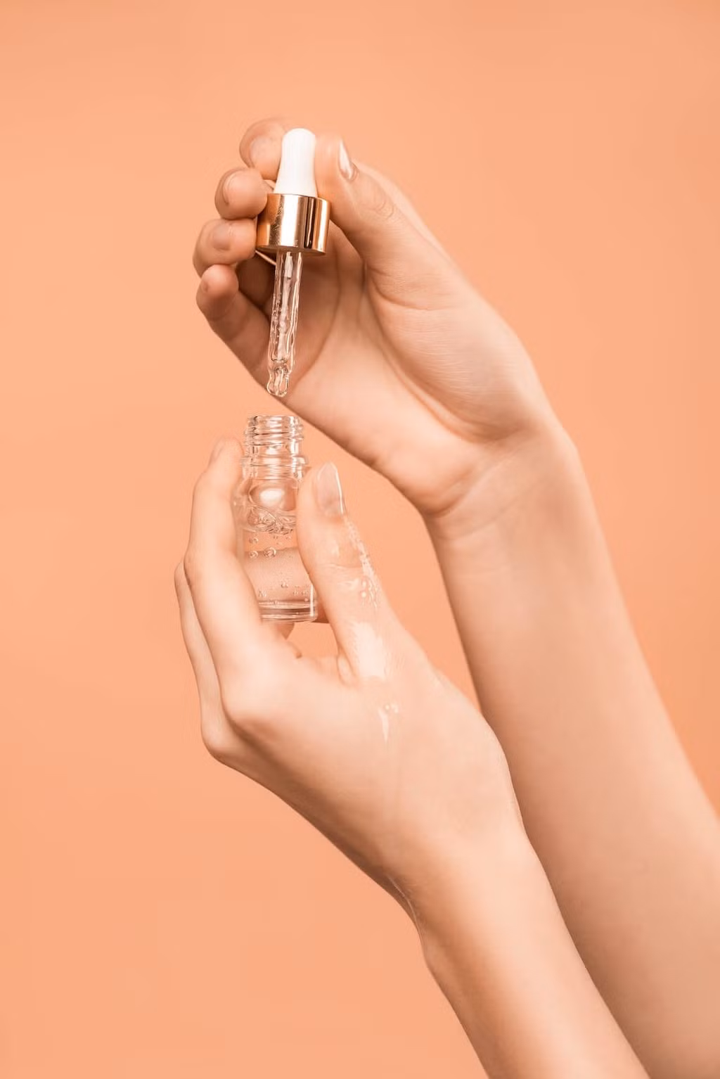  Dùng mỹ phẩm chứa AHA, vitamin C: AHA (alpha-hydroxy acid) loại bỏ da chết trên bề mặt da, từ đó giảm sự xuất hiện của đường nhăn, nếp nhăn. Trong khi đó, vitamin C có tác dụng tăng cường sản sinh collagen giúp da duy trì độ đàn hồi, săn chắc. Ảnh: Fun Facts of Life, RawBeautySource.