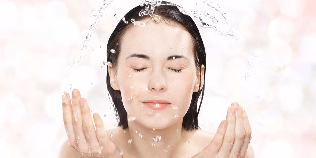  Không rửa mặt quá nhiều: Trong quá trình rửa mặt, tay tác động lực mạnh vào da có thể dẫn đến tình trạng chảy xệ trong tương lai. Vì vậy, bạn không nên rửa mặt thường xuyên, đồng thời thao tác nhẹ nhàng trên da. Bên cạnh đó, hãy sử dụng sữa rửa mặt giàu chất dưỡng ẩm, không chứa chất tẩy rửa khắc nghiệt. Ảnh: GottaGetBeauty.