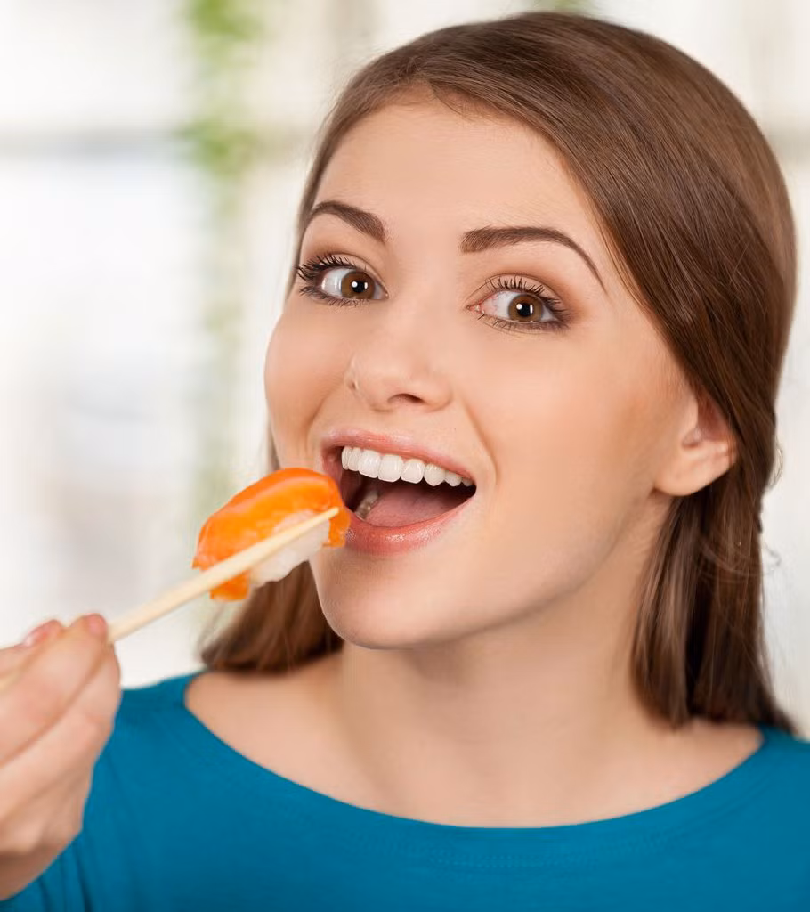 Ăn nhiều cá hồi: Cá hồi là nguồn cung cấp protein - thành phần tạo nên làn da khỏe đẹp. Loại cá này cũng chứa nhiều acid béo omega-3. Các acid béo giúp nuôi dưỡng, giữ cho da căng mọng và trẻ trung. Ảnh: MomJunction.