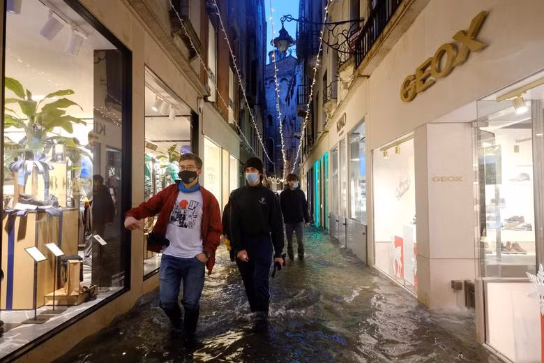 Tháng 11/2019, Venice hứng chịu trận triều cường lịch sử. Nước dâng cao gần 2 m từ biển Adriatic đã nhanh chóng bao phủ 85% thành phố, gây ra lũ lụt nghiêm trọng nhất trong gần 50 năm. Hàng chục nhà thờ được UNESCO công nhận là Di sản Thế giới đã bị hư hại.