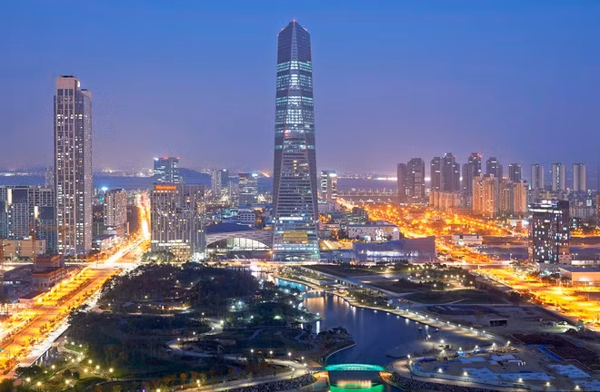  Quận Kinh doanh Quốc tế Songdo (Hàn Quốc): Bắt đầu vào năm 2002, Quận Kinh doanh Quốc tế (International Business District - IBD) là dự án được đây trên đất lấn biển tại Songdo, Hàn Quốc được xây dựng bởi công ty Gale International với tổng diện tích 9,29 km2, nằm ở phía Tây Bắc Hàn Quốc. IBD dự kiến hoàn thành vào năm 2020 với vốn đầu tư 40 tỷ USD. Ảnh: Consenti Associates.