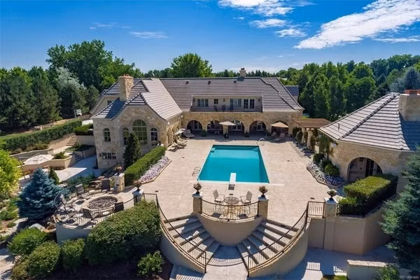 Cherry Hills nằm ở ngoại ô của Denver, bang Colorado với dân số 6.600 người. Khoảng 95% cư dân tại đây sở hữu nhà hay biệt thự riêng. Cherry Hills là một trong những khu vực giàu có nhất Colorado và Mỹ nói chung. Ảnh: Realtor.