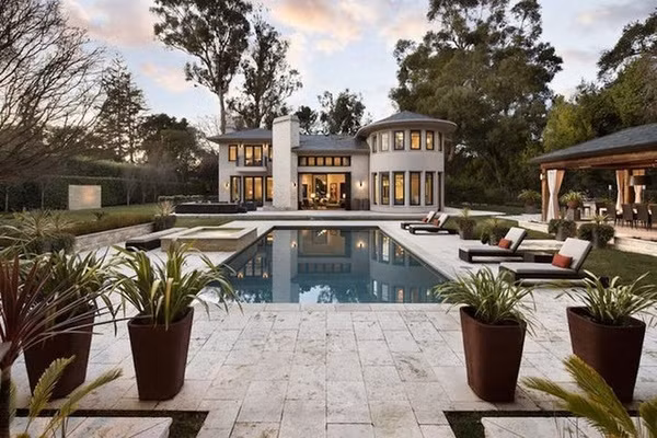 Bang California có ba khu vực thuộc top 5 những vùng ngoại ô giàu có nhất nước Mỹ. Đứng đầu danh sách là khu Atherton nằm ở ngoại ô thành phố San Jose. Hệ thống trường công lập tại đây được đánh giá cao và là nơi sống đáng mơ ước của nhiều người. Ảnh: Business Insider.