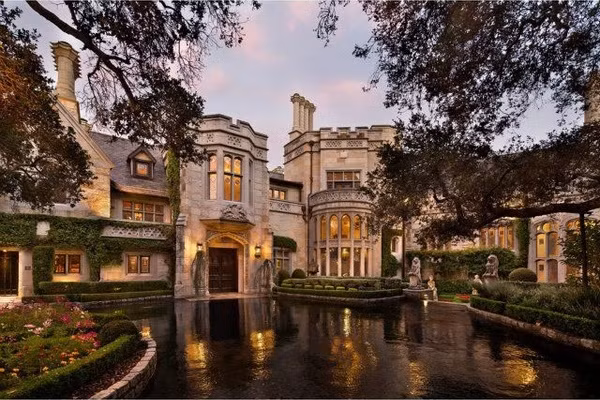 Dân cư Hillsborough có thu nhập trung bình hơn 430.000 USD. Vùng ngoại ô California có nhiều căn hộ và biệt thự theo phong cách kiến trúc châu Âu cổ điển, sang trọng. Bên cạnh đó, đa phần biệt thự đều thiết kế hồ bơi trong nhà và sân vườn rộng lớn. Ảnh: Realtor.