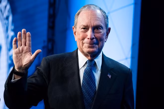 Tỷ phú truyền thông Michael Bloomberg là người sáng lập kiêm CEO của tập đoàn phần mềm, dữ liệu, và truyền thông Bloomberg. Ông sở hữu khối tài sản 54 tỷ USD. Ông đang tranh cử chức Tổng thống Mỹ nhiệm kỳ 2020. Cựu thị trưởng thành phố New York tuyên bố công khai rằng ông sẽ quyên góp phần lớn tài sản cho tổ chức từ thiện Bloomberg Philanthropies. Hai cô con gái của tỷ phú này, Georgina và Emma, cũng đang tham gia các hoạt động từ thiện. Ảnh: Getty Images.
