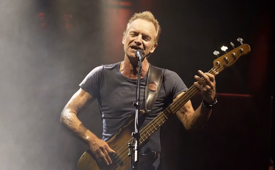 Sting được biết đến là người hát chính của ban nhạc rock nổi tiếng The Police. Ông từng nhận 16 giải Grammy, 3 giải Brit, 1 giải Quả cầu vàng và 1 giải Emmy. Các album và tour diễn của Sting đã mang lại cho ông khối tài sản khổng lồ ước tính 300 triệu USD, theo thống kê của Forbes năm 2014. Tuy nhiên, ông cho biết sẽ không để lại đồng nào cho 6 người con. "Tôi nói với chúng rằng gia đình sẽ không còn nhiều tiền vì tôi và vợ đang chi mạnh cho các cam kết thiện nguyện. Các con tôi phải tự kiếm tiền. Tất cả con tôi đều hiểu điều đó và chúng hiếm khi yêu cầu tôi bất cứ điều gì. Tôi thực sự tôn trọng và đánh giá cao thái độ này", Sting chia sẻ với Daily Mail vào năm 2014. Ảnh: Telegraph.