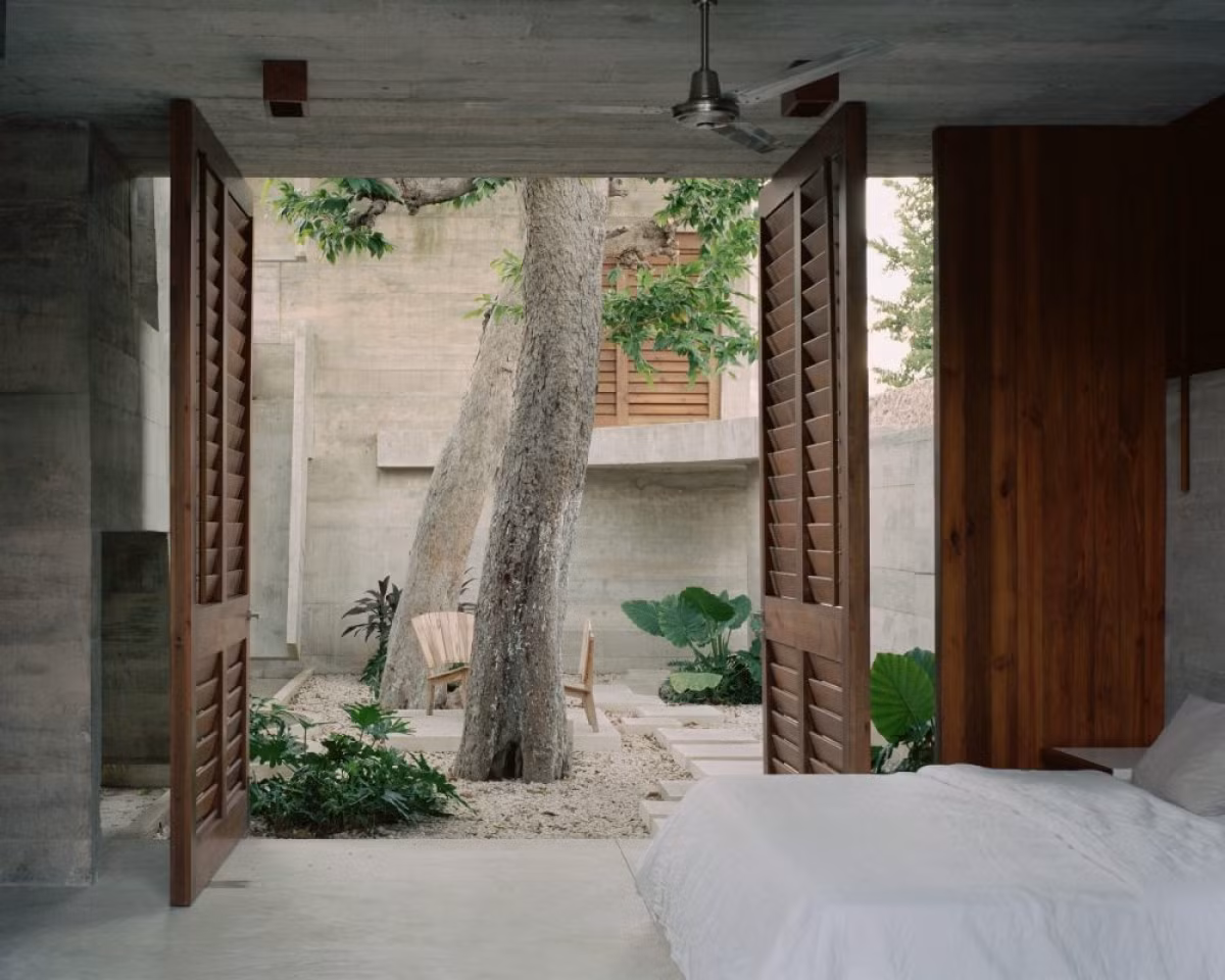 br/> Phòng ngủ nhẹ nhàng với màu trắng, có cửa lớn đi ra vườn cây xanh.