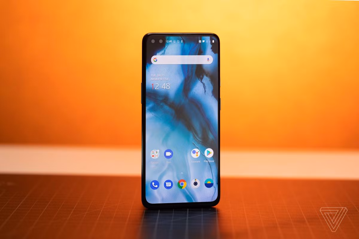 Sản phẩm có màn hình AMOLED, 6,44 inch, độ phân giải Full HD+ cùng tần số quét 90 Hz. Hệ thống 4 camera sau của model này bao gồm 48 MP, 8 MP, 5 MP và 2 MP. Thiết bị mang đến khả năng chụp ảnh tốt trong nhiều điều kiện từ ánh sáng bình thường đến ban đêm. Ảnh: The Verge.