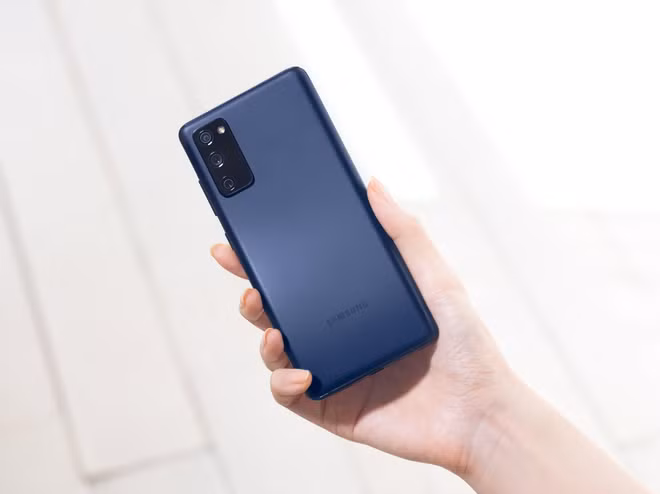 Máy dùng chip Exynos 990, RAM 8 GB và bộ nhớ trong 128 GB. Sản phẩm có màn hình 6,5 inch, Full HD+ và tần số quét màn hình 120 Hz. Bên cạnh đó, model này sở hữu viên pin dung lượng 4.500 mAh, cao hơn con số 4.000 mAh trên Galaxy S20.