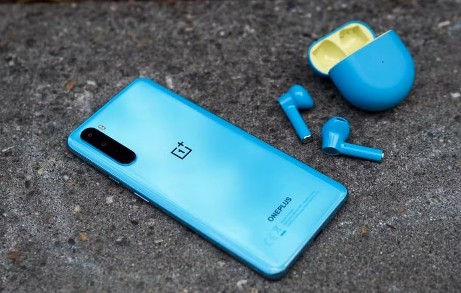  OnePlus Nord 5G chính hãng được giới thiệu tại Việt Nam vào tháng 8, giá 14 triệu đồng. Sản phẩm đang được giảm 2,5 triệu đồng còn 11,5 triệu đồng. Máy dùng chip Qualcomm Snapdragon 765G, RAM 12 GB và bộ nhớ trong 256 GB. Thiết bị có hỗ trợ công nghệ 5G. Ảnh: Droid Life.