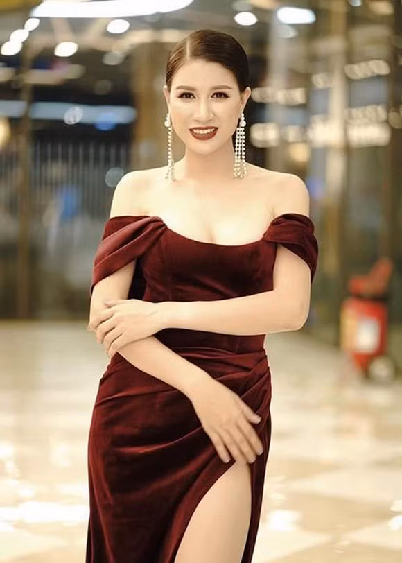 Trang Tran cui dau chao moi khi gap Xuan Lan du tung bi dan chi chui-Hinh-2
