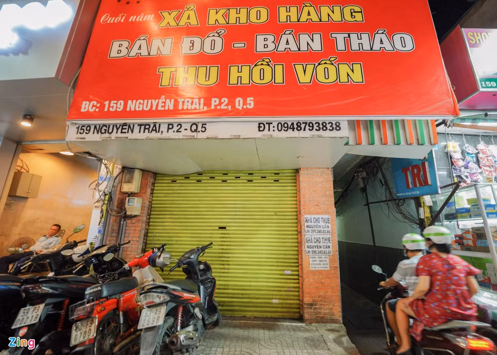 Giá thuê tại những khu vực này luôn neo ở mức cao, mặt bằng ở những vị trí tốt có thể lên đến 100 - 200 triệu đồng/căn có diện tích trung bình. Theo chuyên gia của Savills Việt Nam, thị trường nhà phố cho thuê tại TP.HCM trước thời điểm dịch như một quả bóng sắp vỡ, chỉ cần tác động nhỏ sẽ khiến thị trường sụp đổ.
