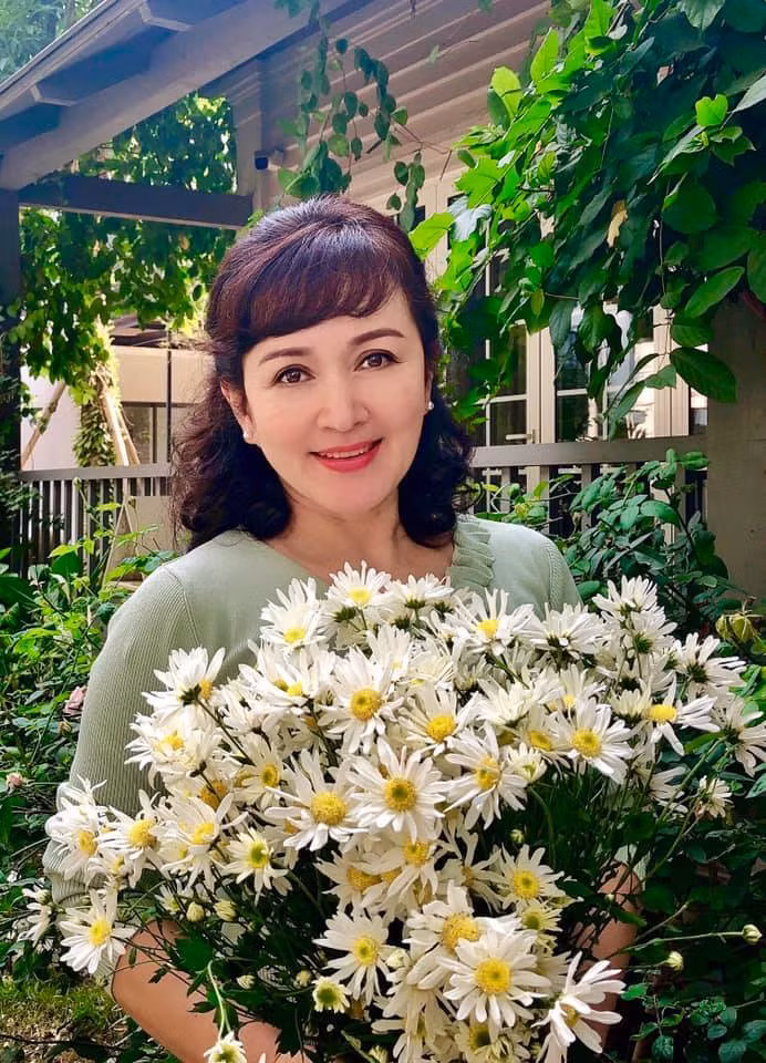 Đó chính là lý do mà ở dù đã 56 tuổi nhưng NSND Minh Hoà vẫn vô cùng rạng rỡ.